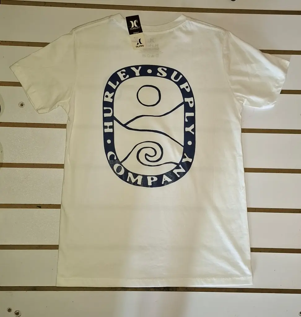 CAMISA BLANCA CON LOGO.webp
