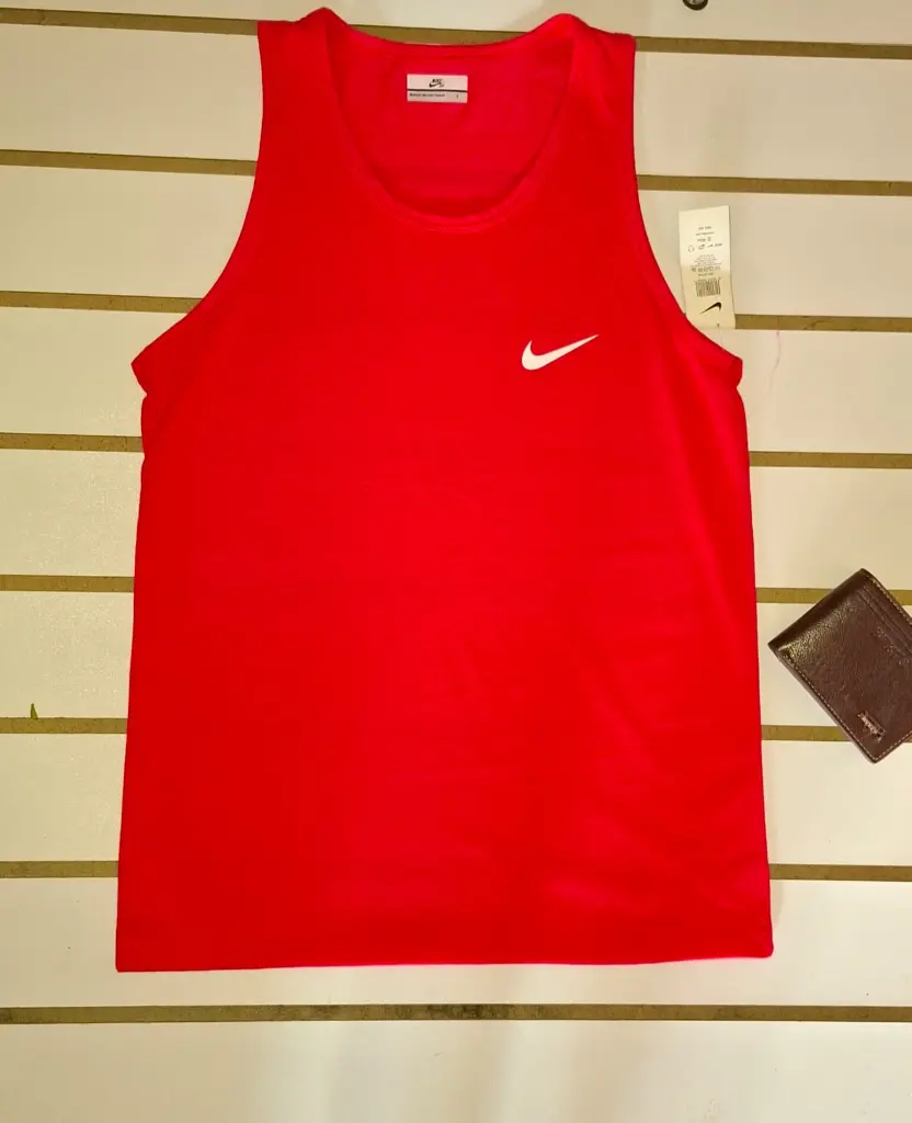 CAMISA ROJA SIN MANGAS.webp