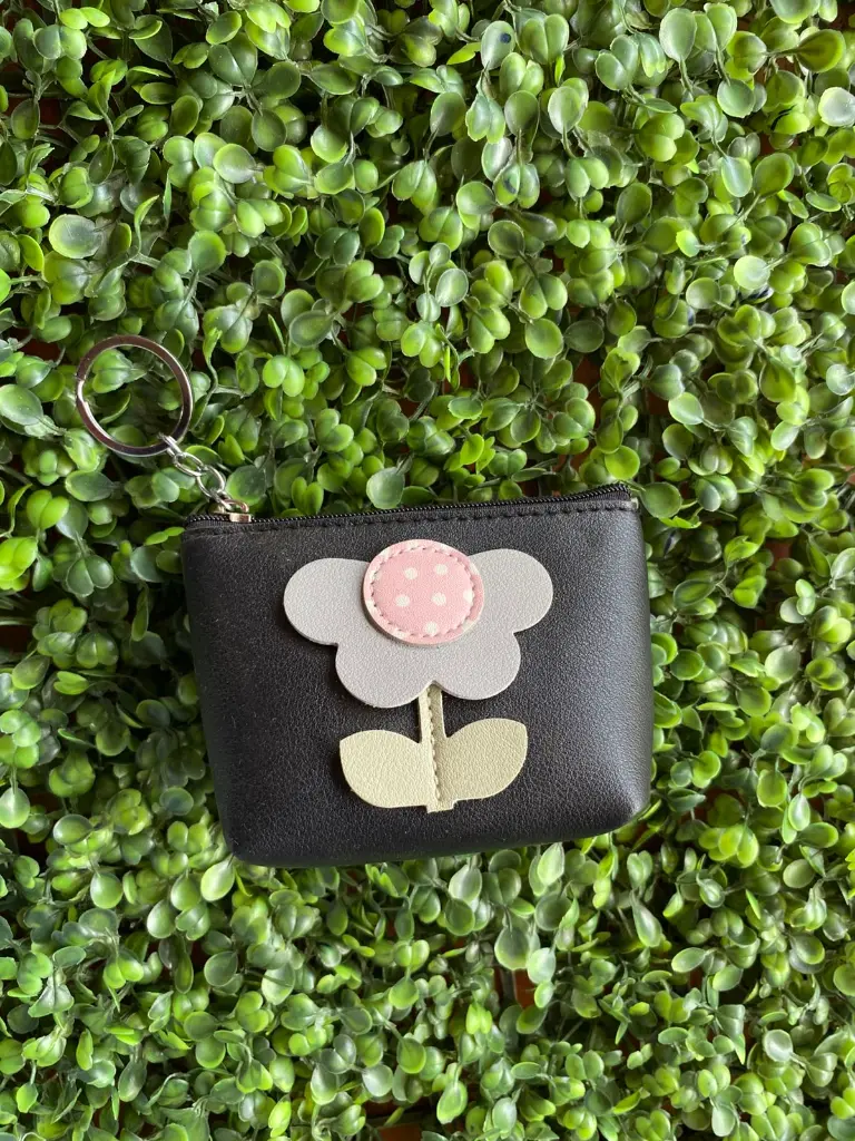 MONEDERO DE FLOR NEGRO .webp