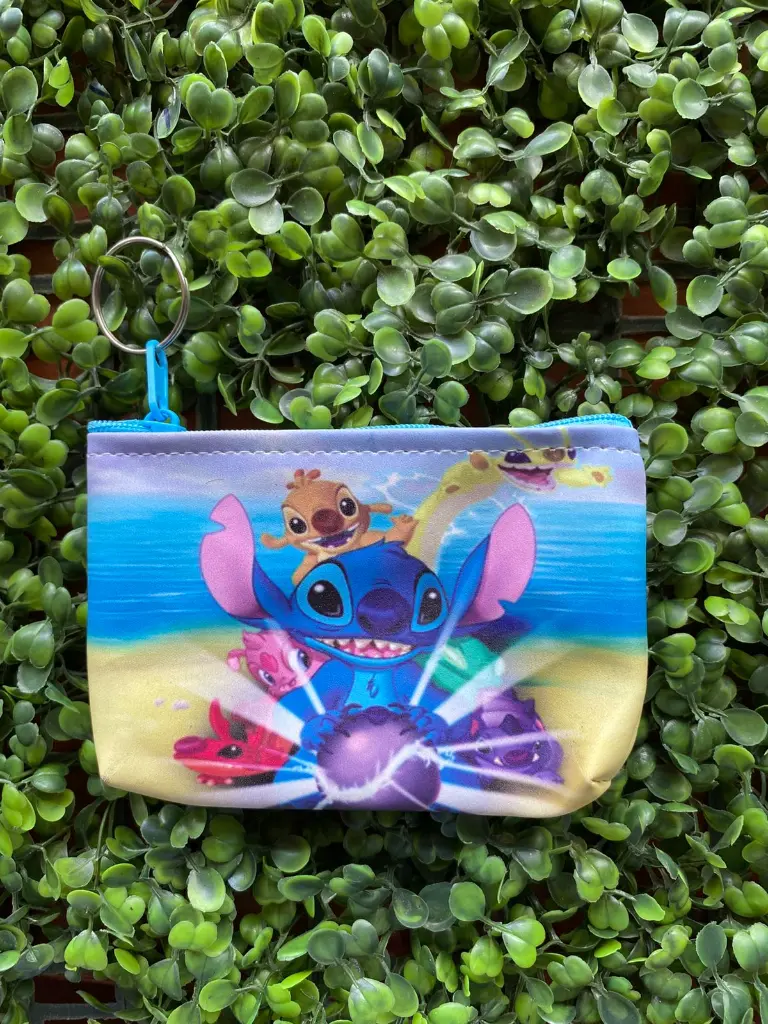 STICH EN LA PLAYA.webp